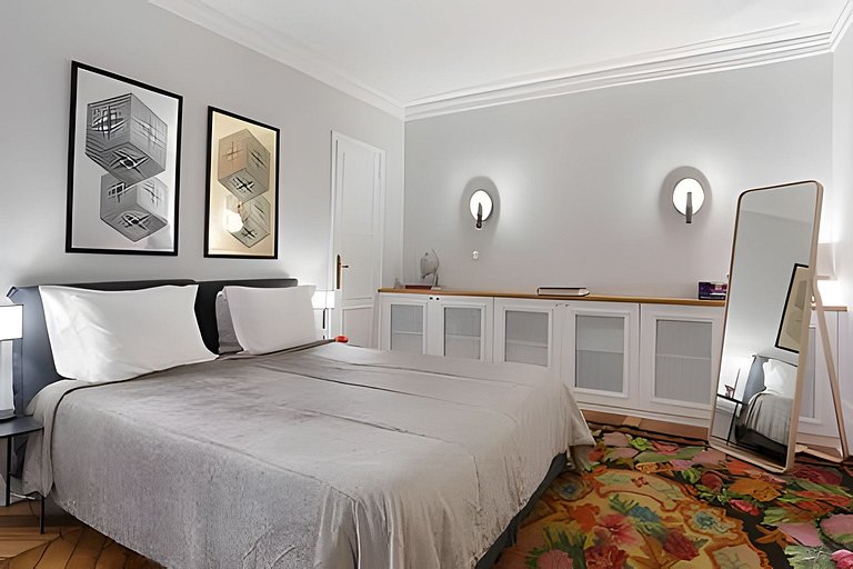French Style Apt at Saint-Honoré