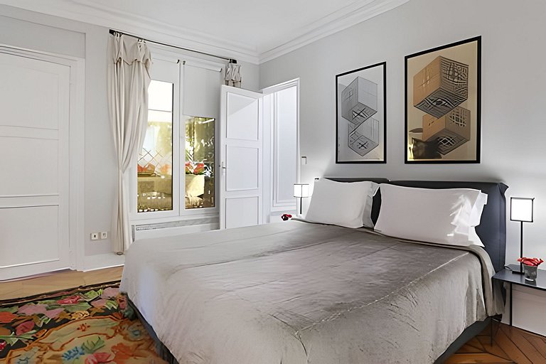 French Style Apt at Saint-Honoré