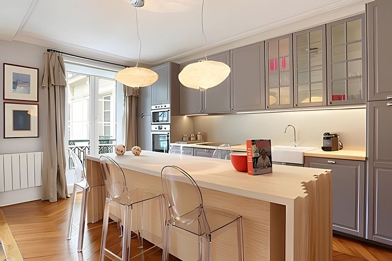 French Style Apt at Saint-Honoré
