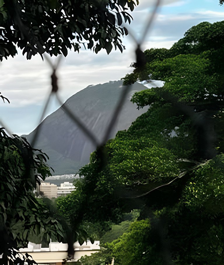 Refúgio Contemporâneo no Horto by Jacobsen